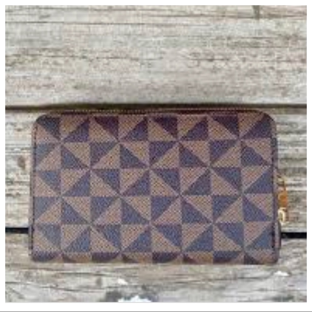Chic Faux Leather Monogram Wallet with shoulder strap - Picture 3 of 3